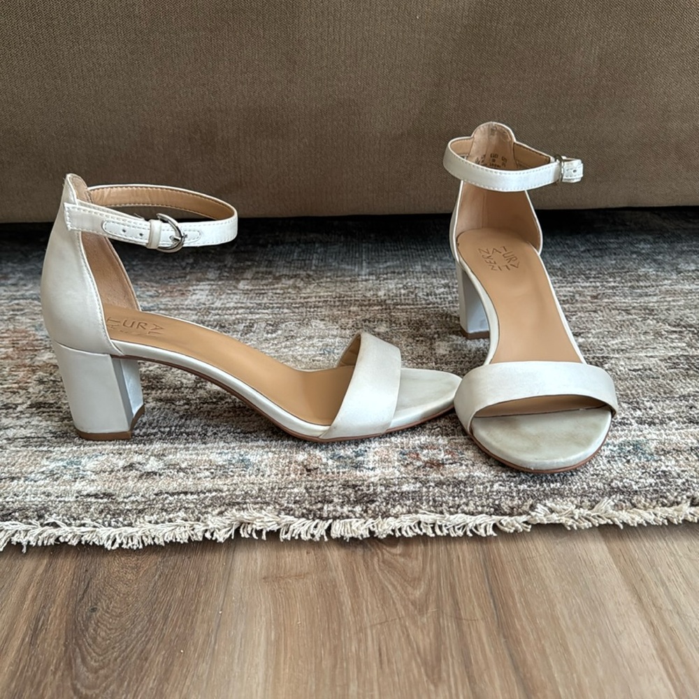 Naturalizer Vera heels in satin pearl